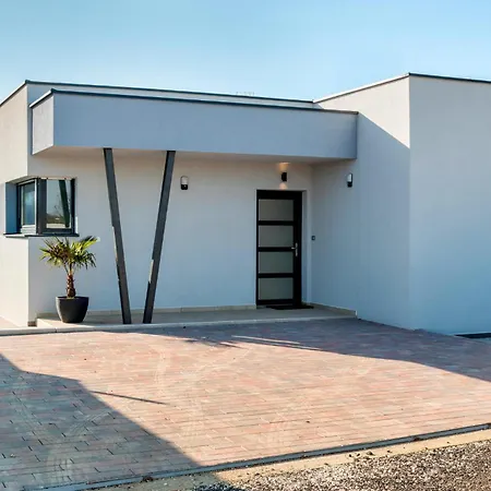 Holiday home Beautiful In With Wifi Peroj